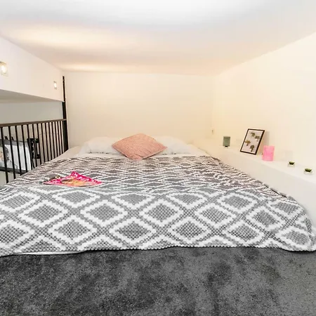 Hugona Apartment *